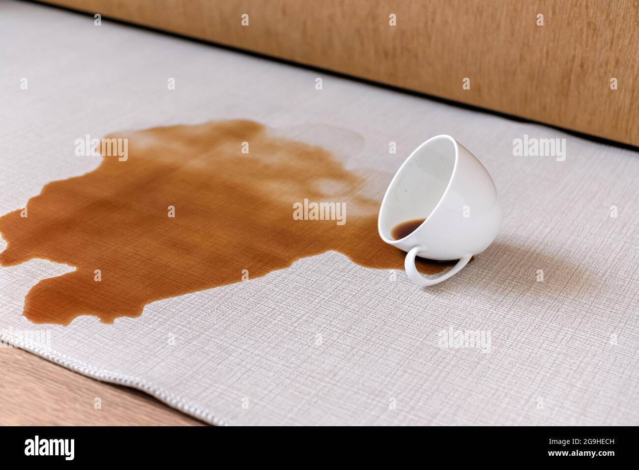 Du café s'est renversé sur un tapis blanc. Le concept des taches de  nettoyage. Photo de haute qualité Photo Stock - Alamy