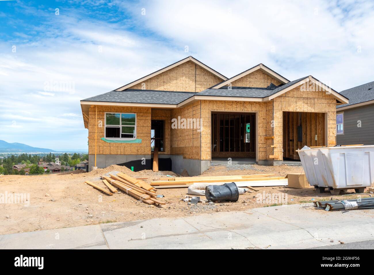 Une nouvelle maison de construction au sommet d'une colline construite dans les montagnes de Liberty Lake, Washington, États-Unis, une banlieue de la ville de Spokane. Banque D'Images