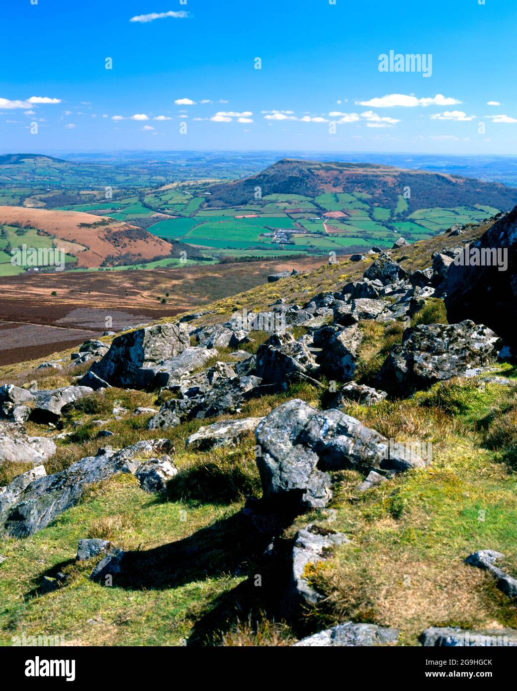 Vue depuis le sommet du mont Sugarloaf en direction du mont Skirrid, Abergavenny, Monbucshire, pays de Galles du Sud. Banque D'Images