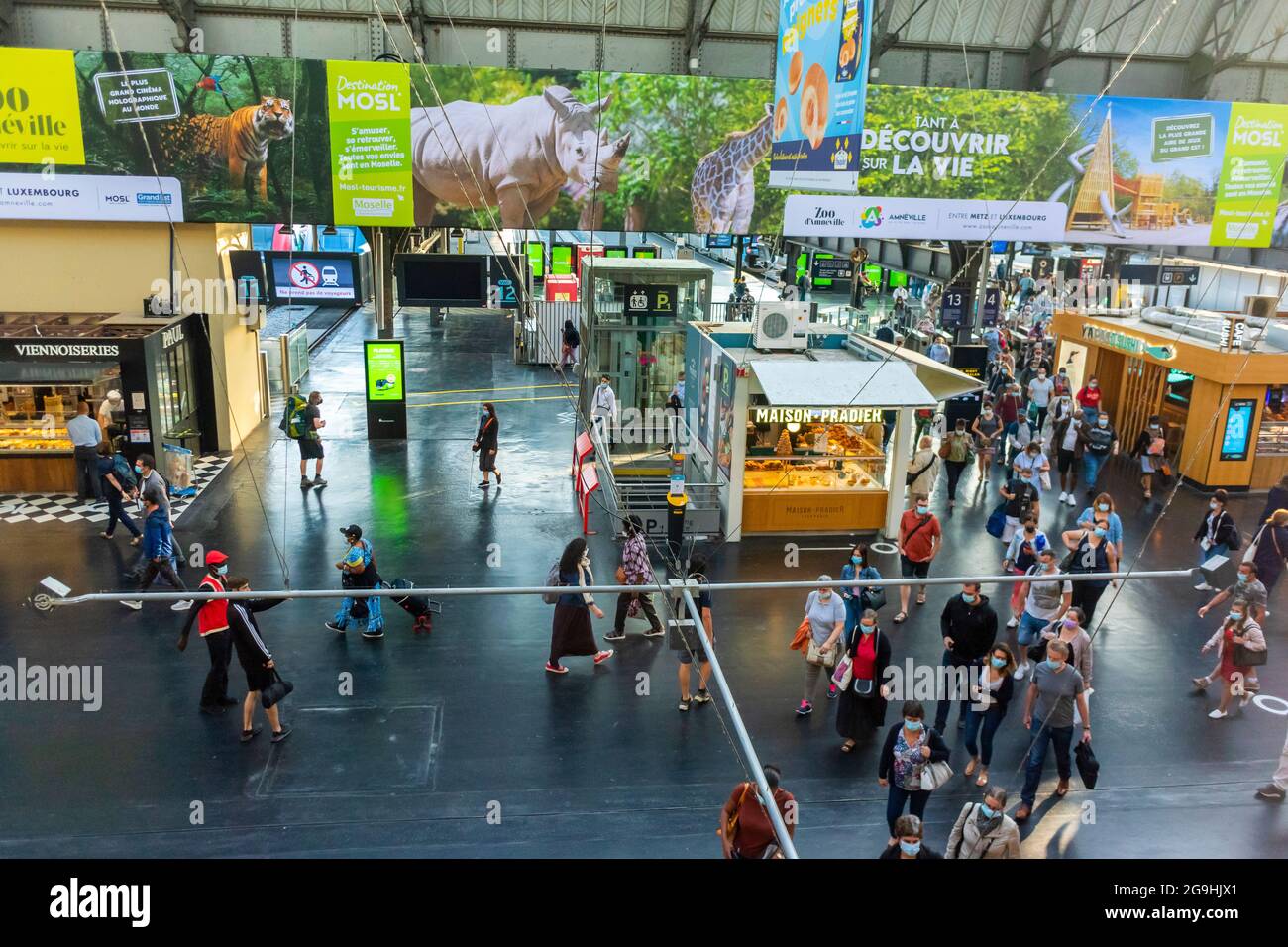 Paris, France, Grand angle, grande foule de personnes, Gare de l'est, Gare de l'est, intérieurs, Voyager, Affiches de voyage Banque D'Images