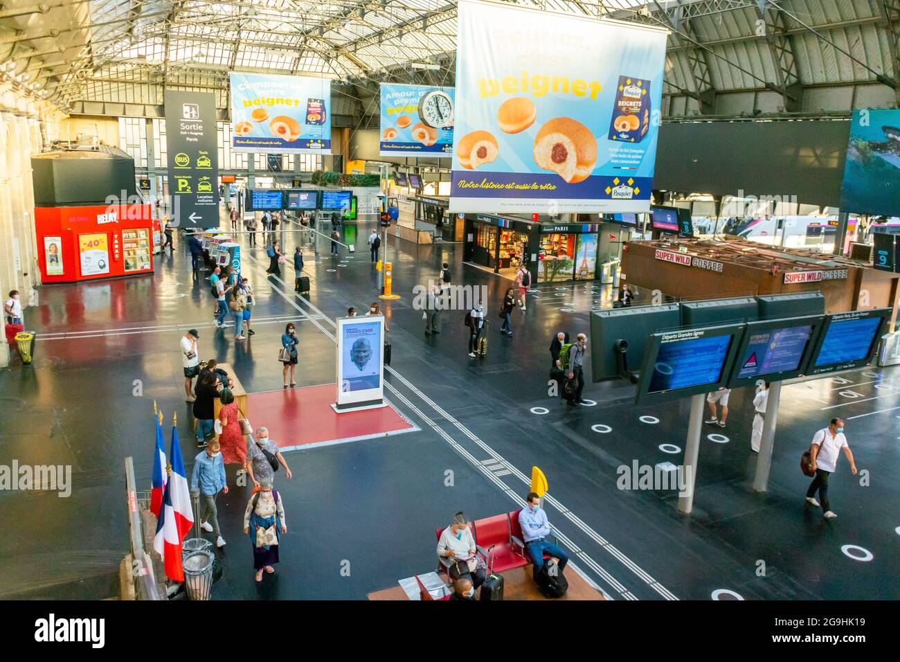Paris, France, High angle, Gare française historique, Gare de l'est, Interiors, personnes voyageant, campagne publicitaire Banque D'Images