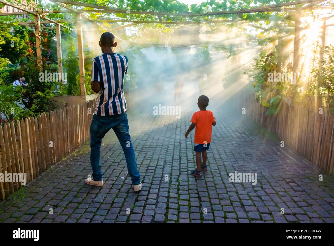 Strasbourg, France, enfant jouant dans les fontaines d'eau publiques, scènes de rue, vieille ville, quartier historique français, vague de chaleur du centre de refroidissement, vie de parc en journée, parent et enfant même passion Banque D'Images