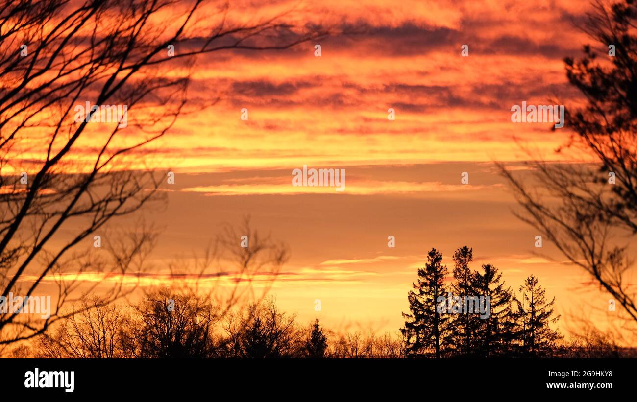 Vue imprenable sur le coucher du soleil dans un cadre naturel idyllique. Photo de haute qualité Banque D'Images
