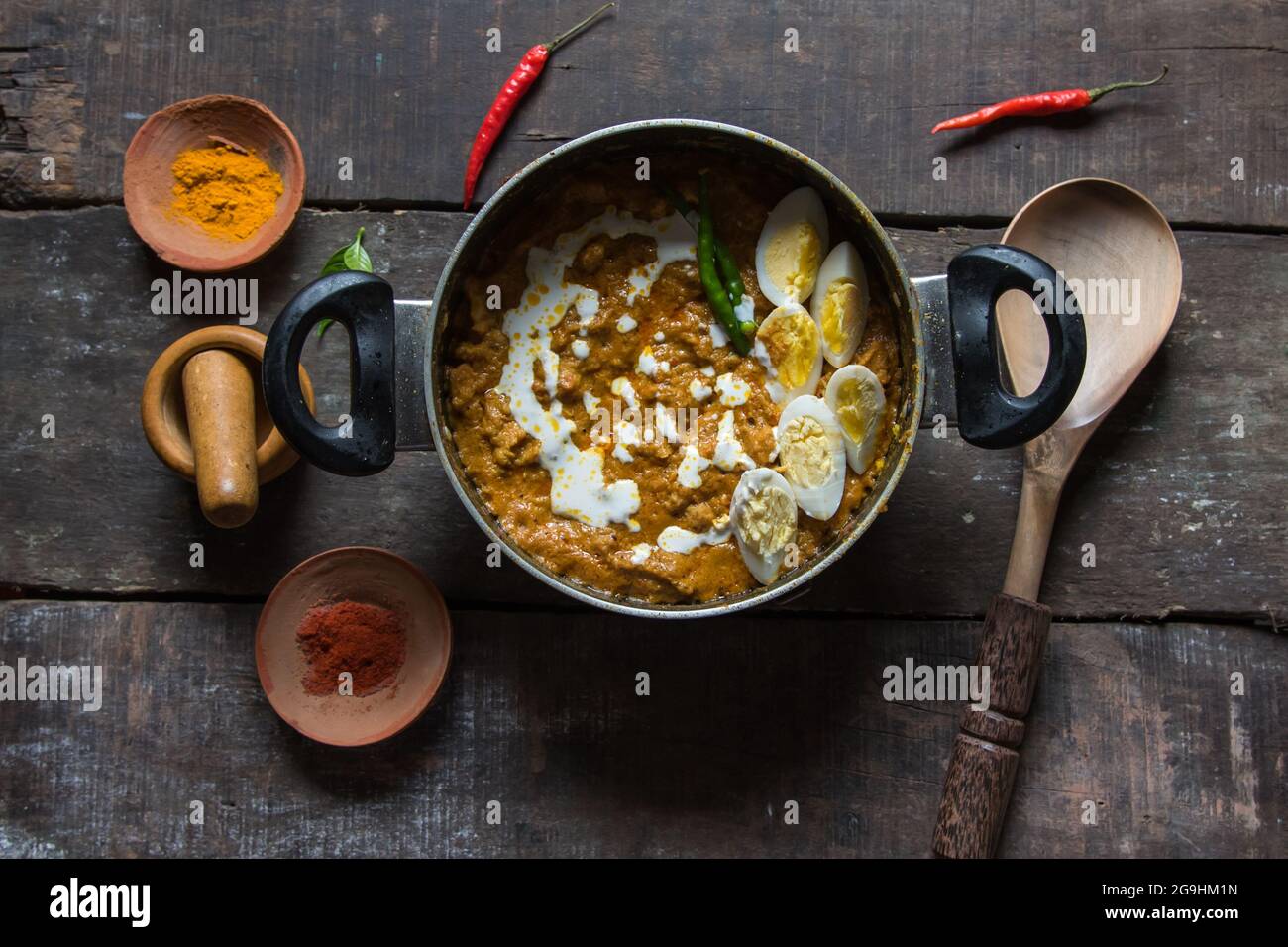 Bharta de poulet préparé avec du poulet râpé, des œufs, du beurre, de la crème et des épices indiennes. Un plat de poulet riche en sauce épicée. Vue de dessus. Banque D'Images