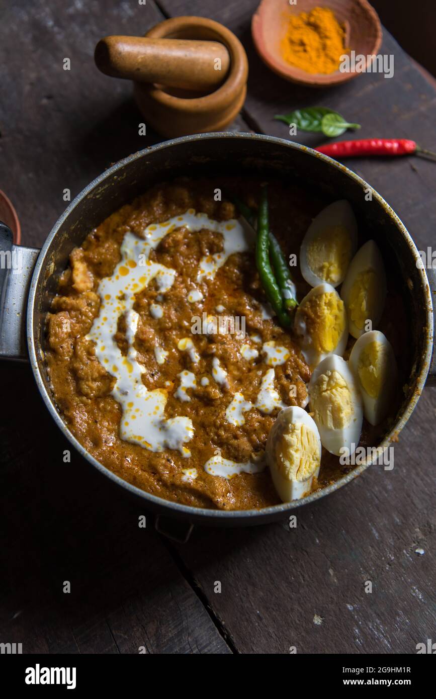 Bharta de poulet préparé avec du poulet râpé, des œufs, du beurre, de la crème et des épices indiennes. Un plat de poulet riche en sauce épicée. Banque D'Images