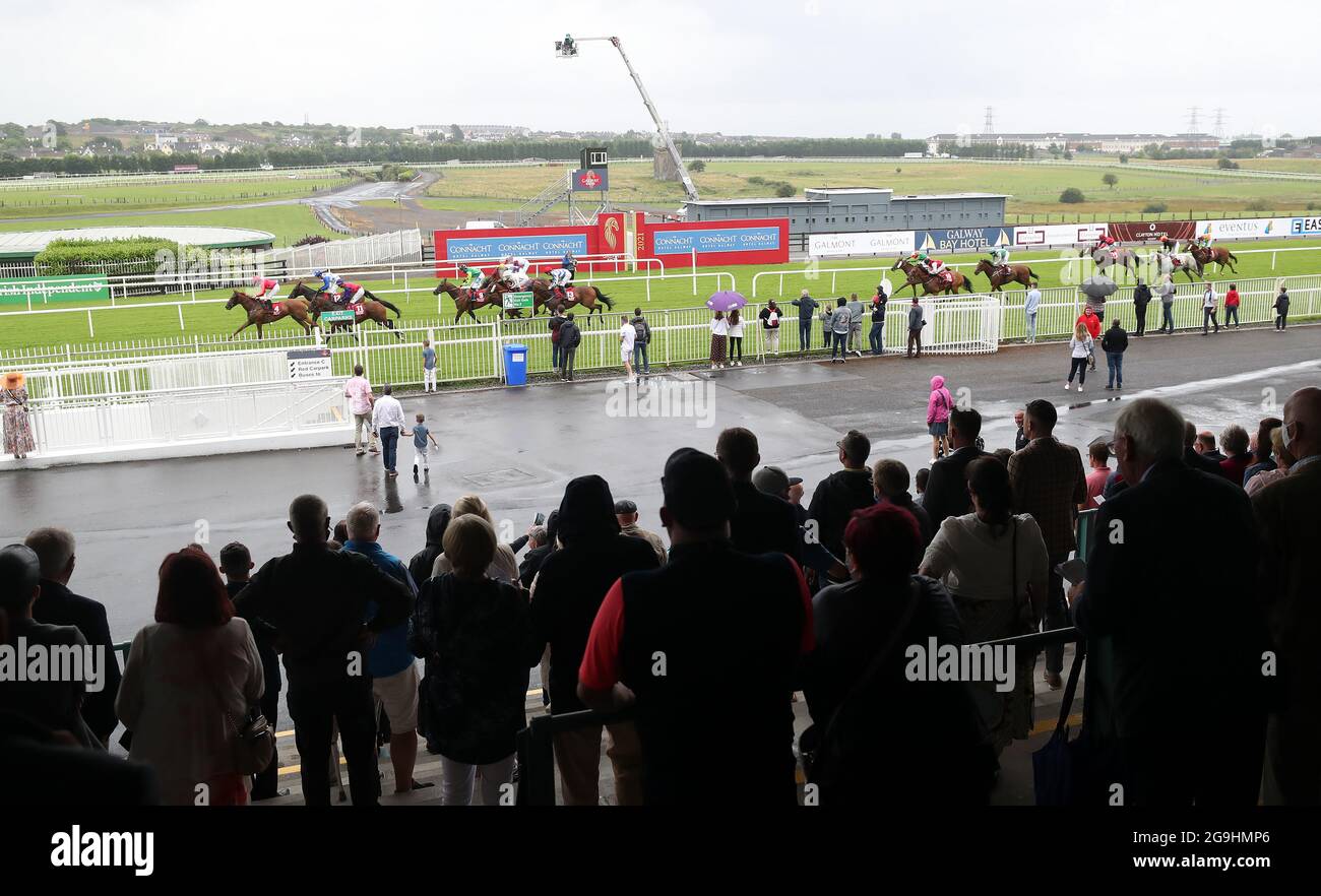 Maud Gonne Spirit et Shane Foley (à gauche) rentrent chez eux pour gagner les handicap Galwaybayhotel.com et Galmont.com lors de l'ouverture du festival d'été 2021 des courses de Galway à l'hippodrome de Galway. Date de la photo: Lundi 26 juillet 2021. Voir PA Story RACING Galway. Le crédit photo devrait se lire comme suit : Niall Carson/PA Wire. RESTRICTIONS : l'utilisation est soumise à des restrictions. Utilisation éditoriale uniquement, aucune utilisation commerciale sans le consentement préalable du détenteur des droits. Banque D'Images