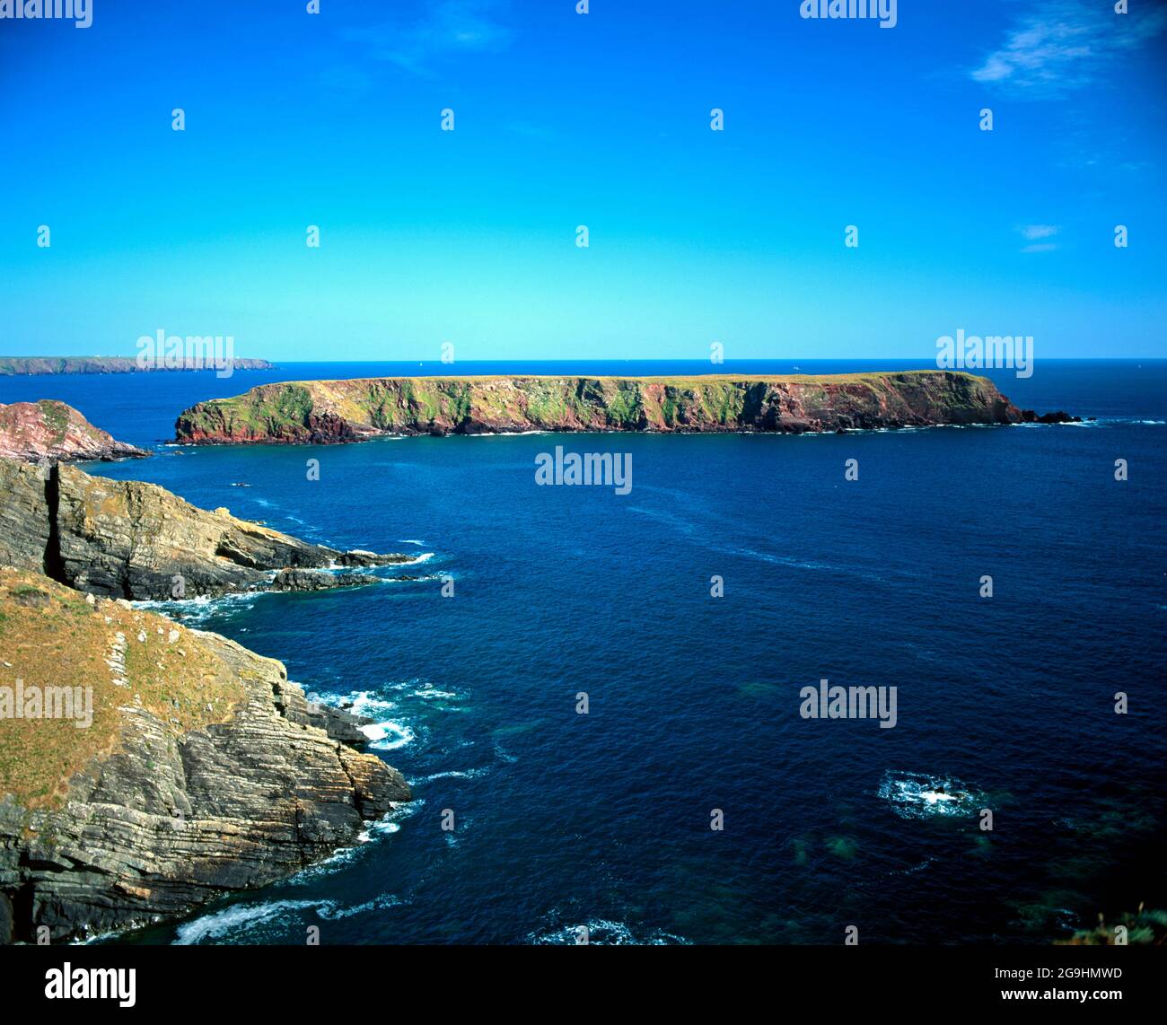 Île de Gateholm et littoral rocheux, Marloes, Pembrokeshire, Pays de Galles de l'Ouest. Banque D'Images