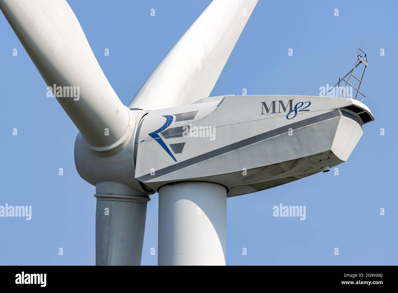 REPOWER MM 82 éolienne contre ciel bleu Banque D'Images