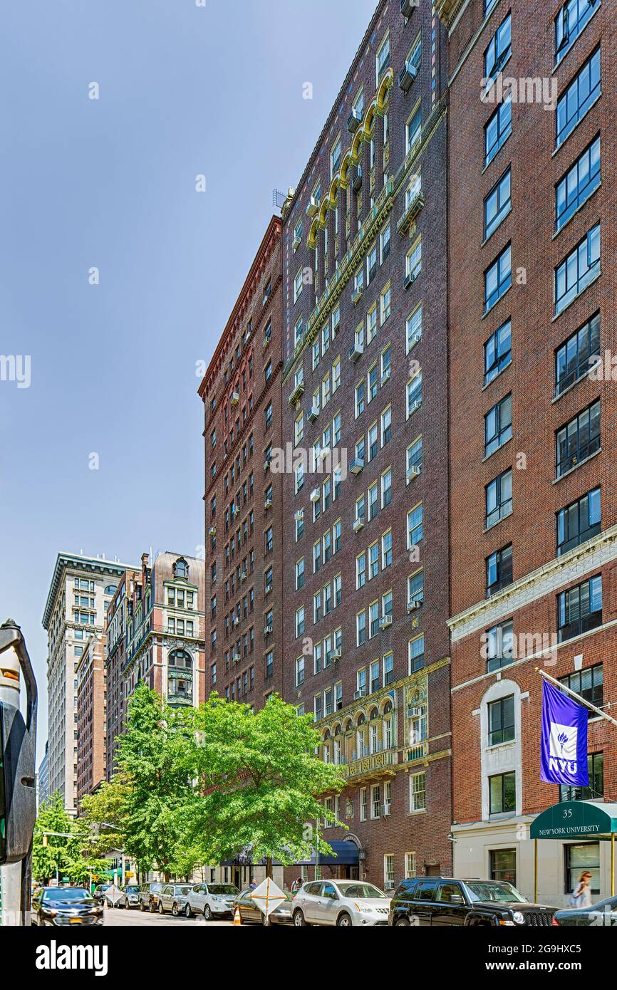 39 Fifth Avenue (2e de droite) est un immeuble d'appartements de renom conçu par Emery Roth dans Greenwich Village. Banque D'Images