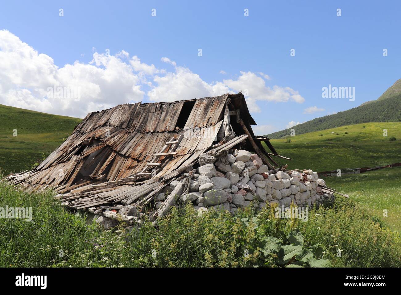 Ruiné croft à Umoljani sur la montagne Bjelasnica en Bosnie-Herzégovine Banque D'Images