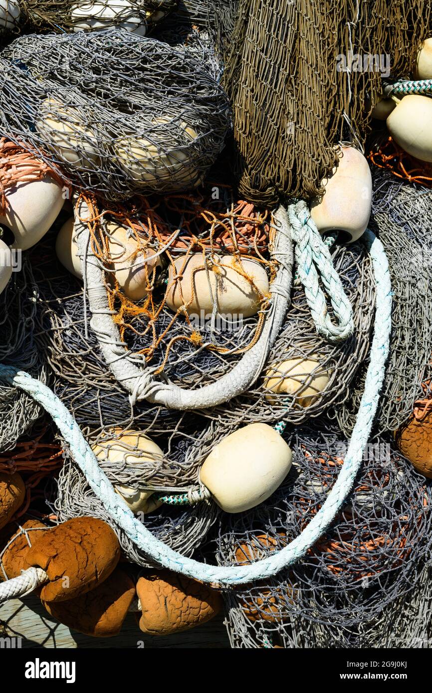 Une collection d'engins de pêche commerciaux en entreposage. Les cordes pour un schéma répétitif contre les filets et les flotteurs Banque D'Images