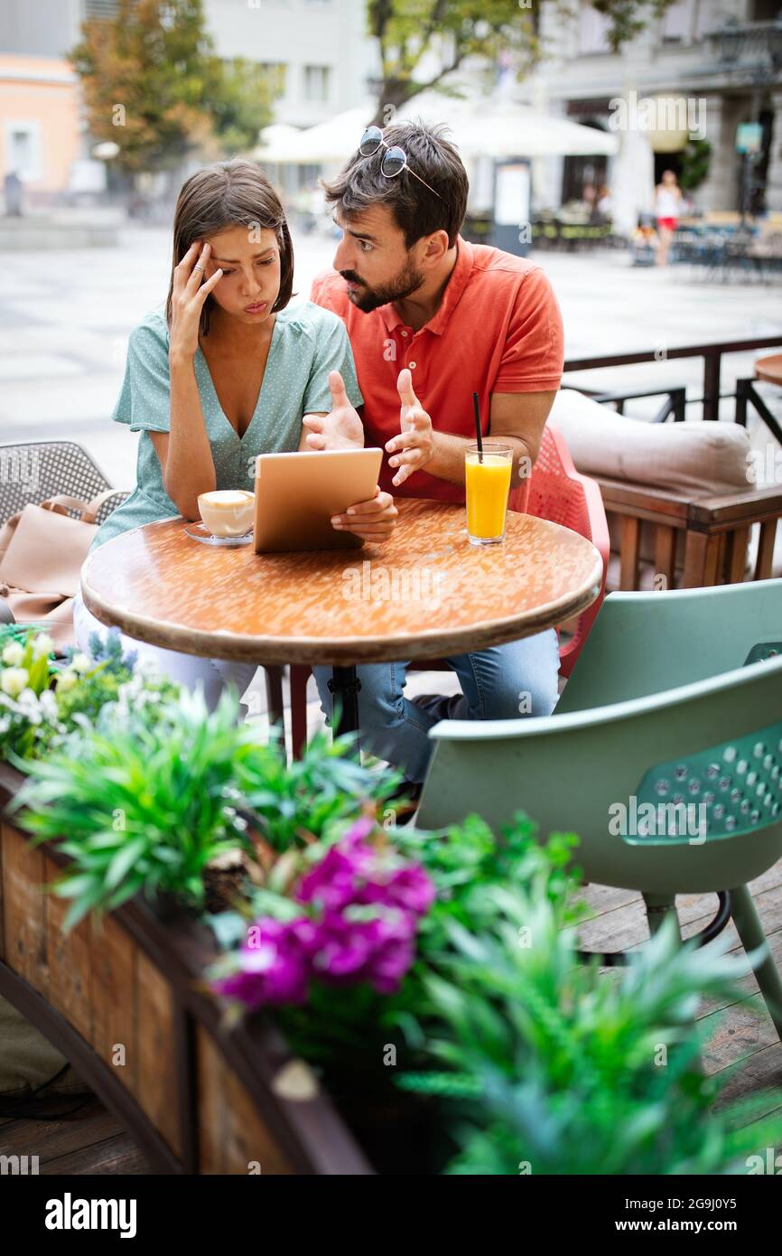 Un jeune couple se disputant au café. Personnes, tricherie, conflit, les problèmes de relation concept. Banque D'Images