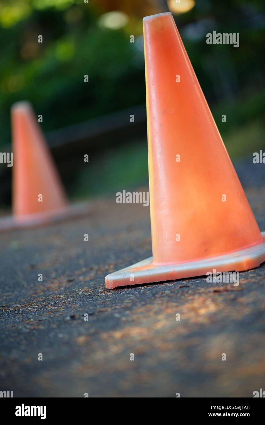 cônes de signalisation orange sur la rue verticale Banque D'Images