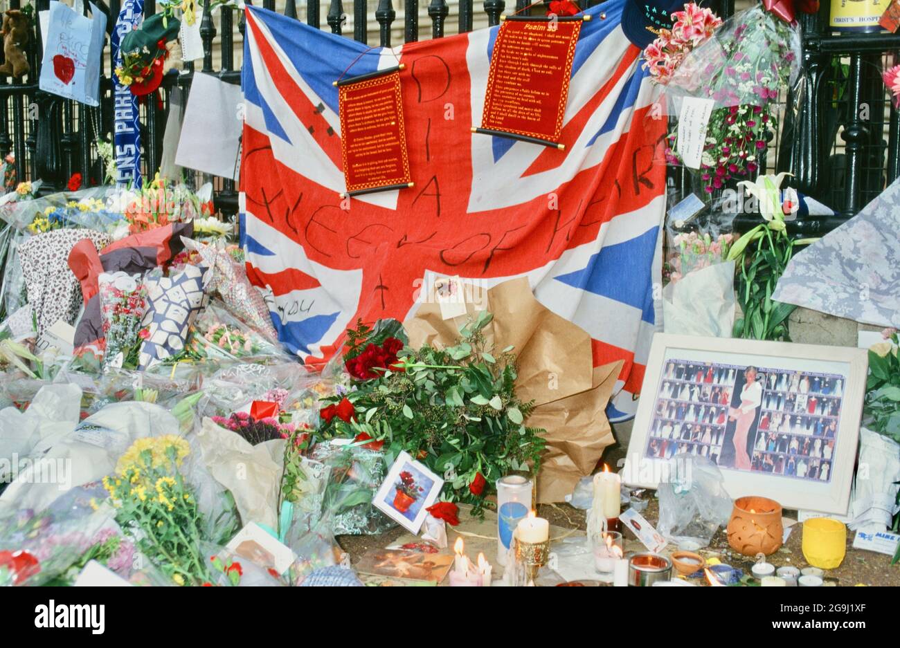 Hommages floraux pour la princesse Diana après sa mort le 31.08.97, Buckingham Palace, Londres. ROYAUME-UNI Banque D'Images