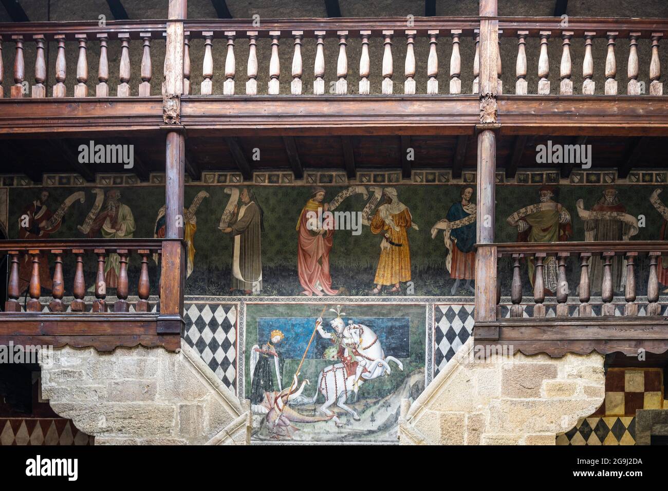 Cour intérieure du château de Fenis avec des fresques médiévales décorant les murs. Fenis, Vallée d'Aoste, Italie, juin 2021 Banque D'Images