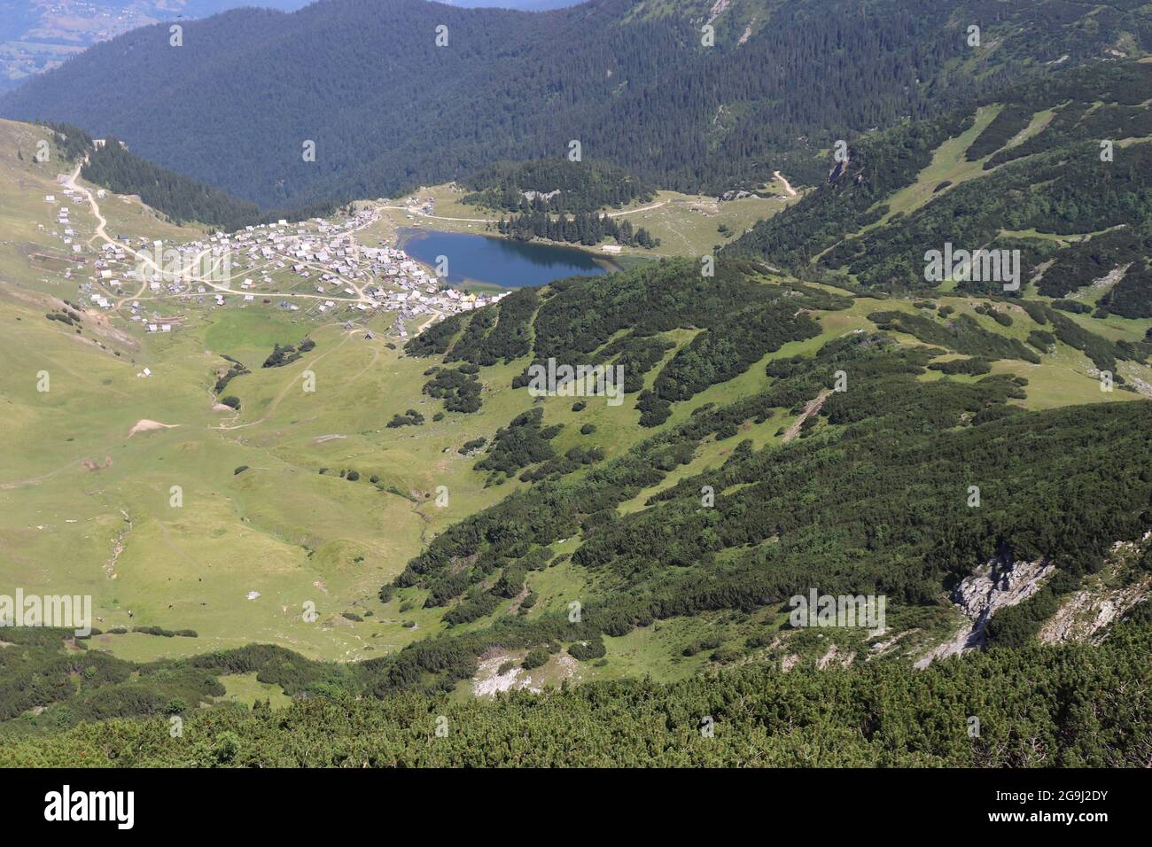 Un lac glacier appelé Prokosko Jezero et le village de Prokosko en Bosnie-Herzégovine Banque D'Images