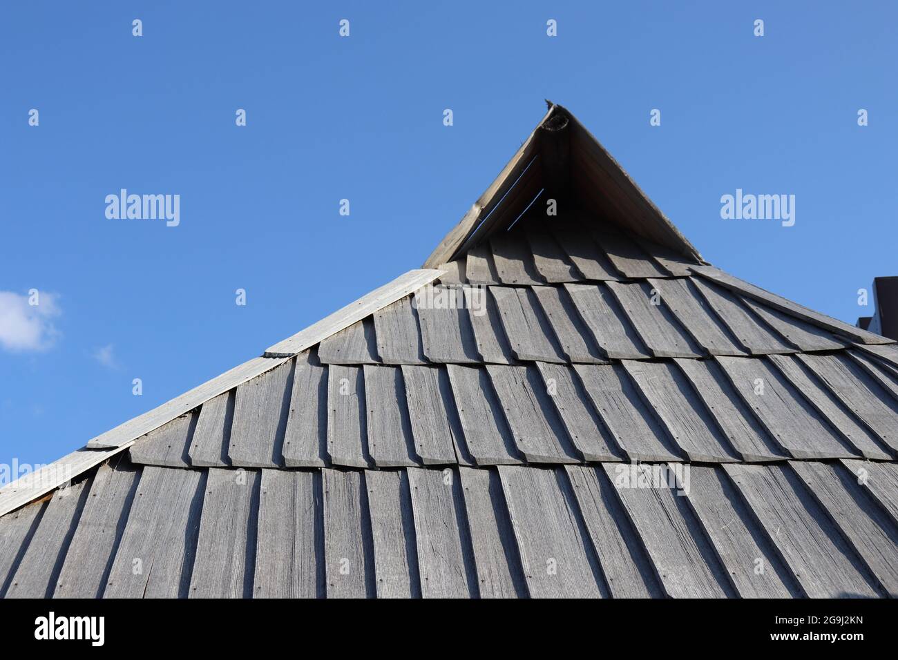 Partie d'un vieux toit de village Banque D'Images