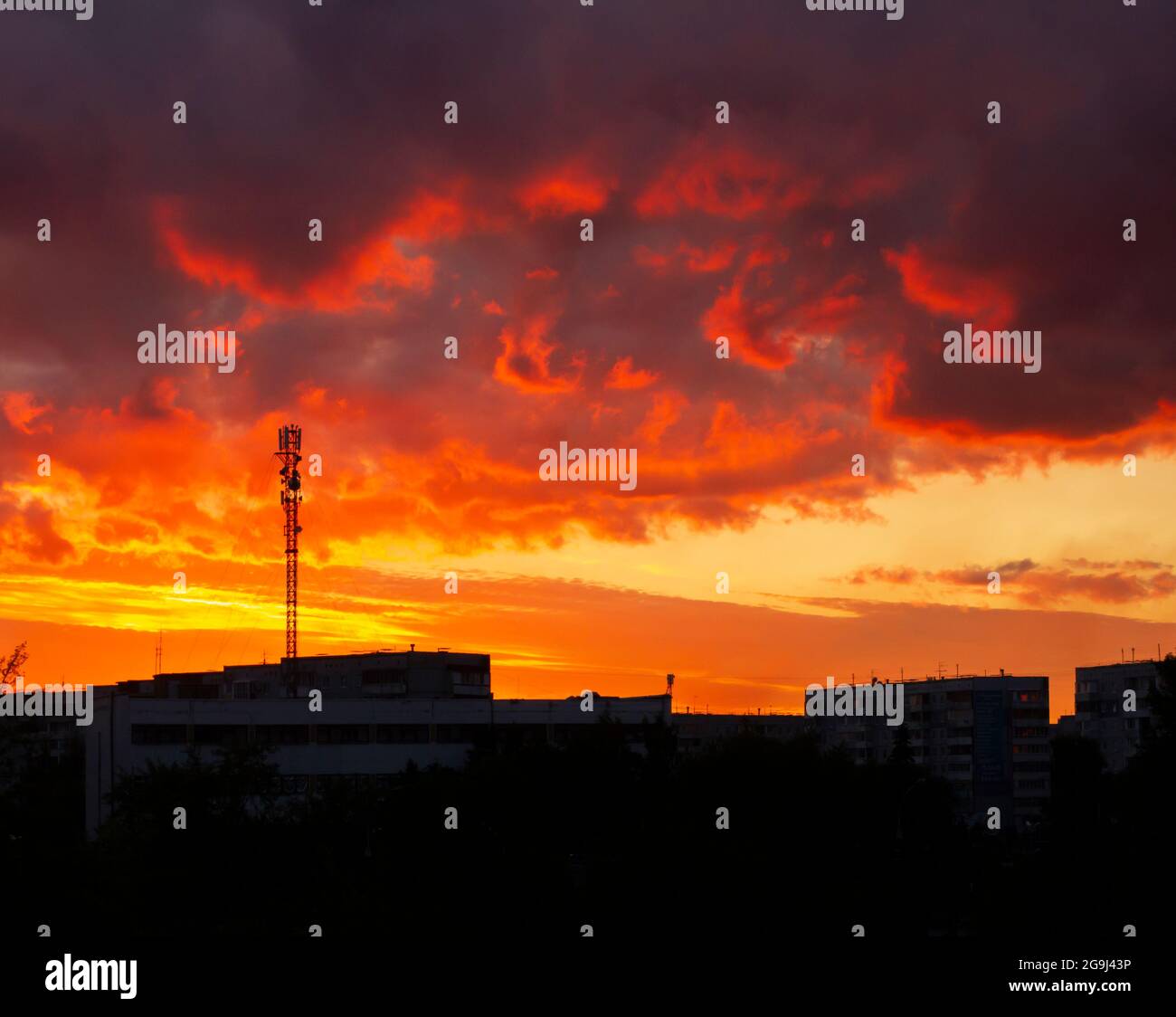 Coucher de soleil dans une grande ville industrielle après une longue pluie. Banque D'Images