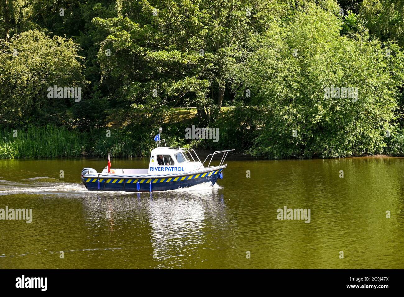 Chester, Cheshire, Angleterre - juillet 2021 : petit bateau à moteur de patrouille fluviale sur la rivière Dee, qui traverse Chester. Banque D'Images