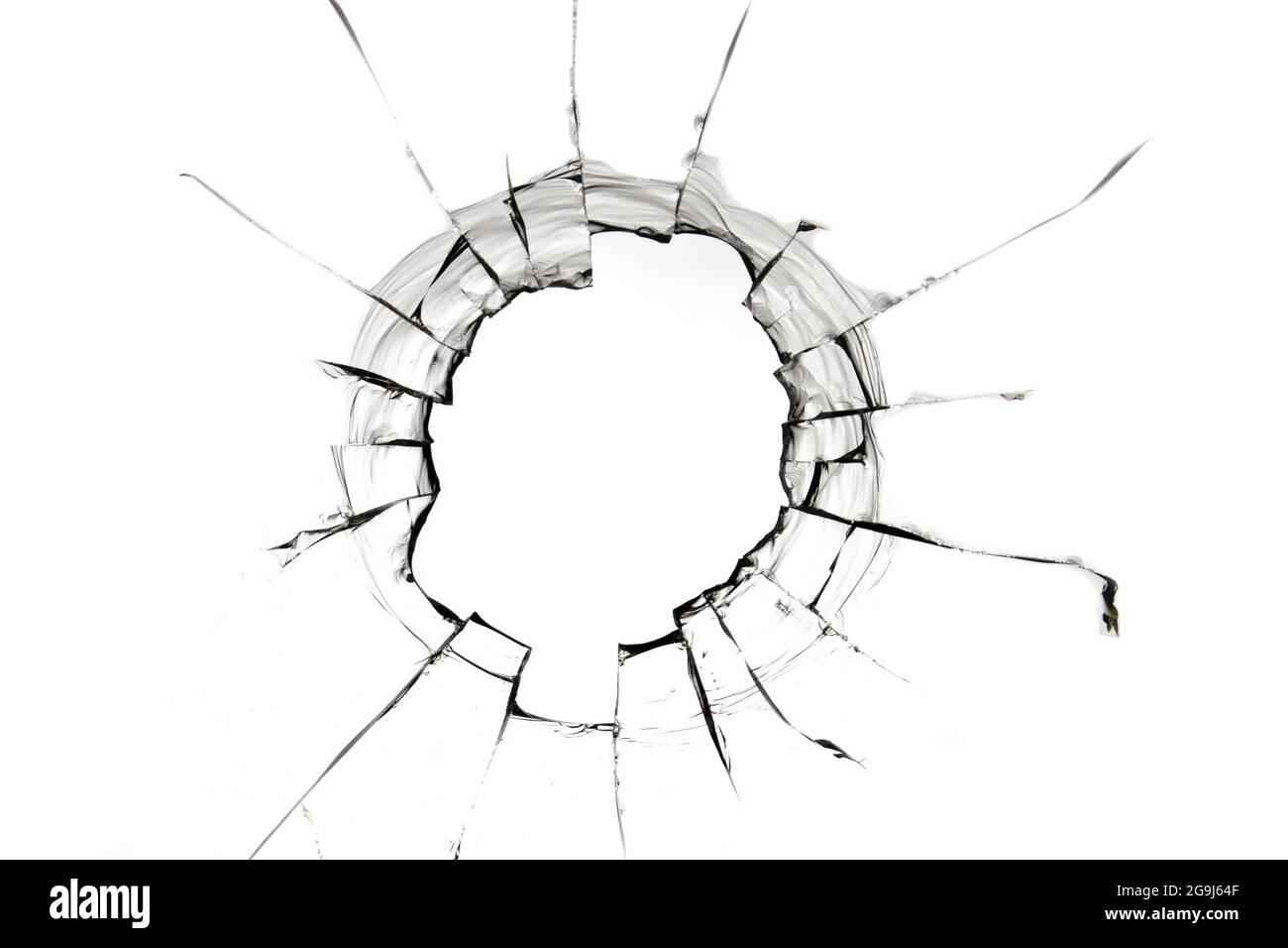 Trou dans le verre isolé fissures sur blanc. Banque D'Images