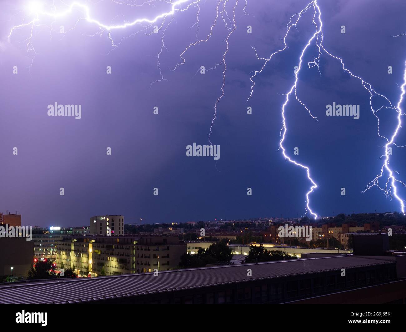 Tempête sur Vienne avec beaucoup de foudre. Banque D'Images