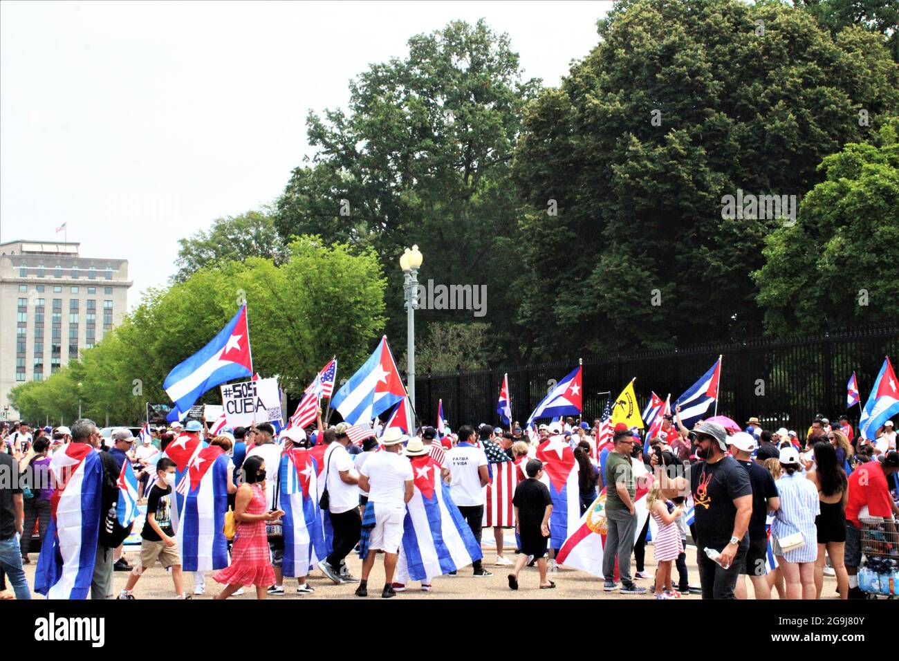 25 juillet 2021-Washington, DC. Etats-Unis - SOS CUBA manifestations en dehors de la maison blanche appellent le président Biden et les Etats-Unis à envoyer de l'aide et aider à sortir communiste de Cuba maintenant! Credit Mark Apollo/ Alamy Livenews des centaines d'activistes et cubains se sont ralliés devant le Whitehouse dimanche, appellent le président Biden, pour envoyer de l'aide et aider à sortir communiste de Cuba maintenant! Banque D'Images