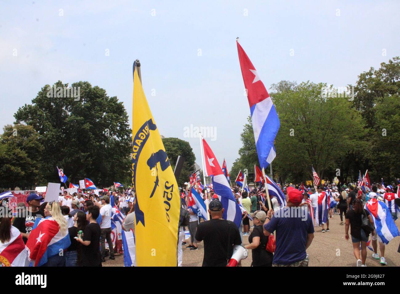 25 juillet 2021-Washington, DC. Etats-Unis - SOS CUBA manifestations en dehors de la maison blanche appellent le président Biden et les Etats-Unis à envoyer de l'aide et aider à sortir communiste de Cuba maintenant! Credit Mark Apollo/ Alamy Livenews des centaines d'activistes et cubains se sont ralliés devant le Whitehouse dimanche, appellent le président Biden, pour envoyer de l'aide et aider à sortir communiste de Cuba maintenant! Banque D'Images