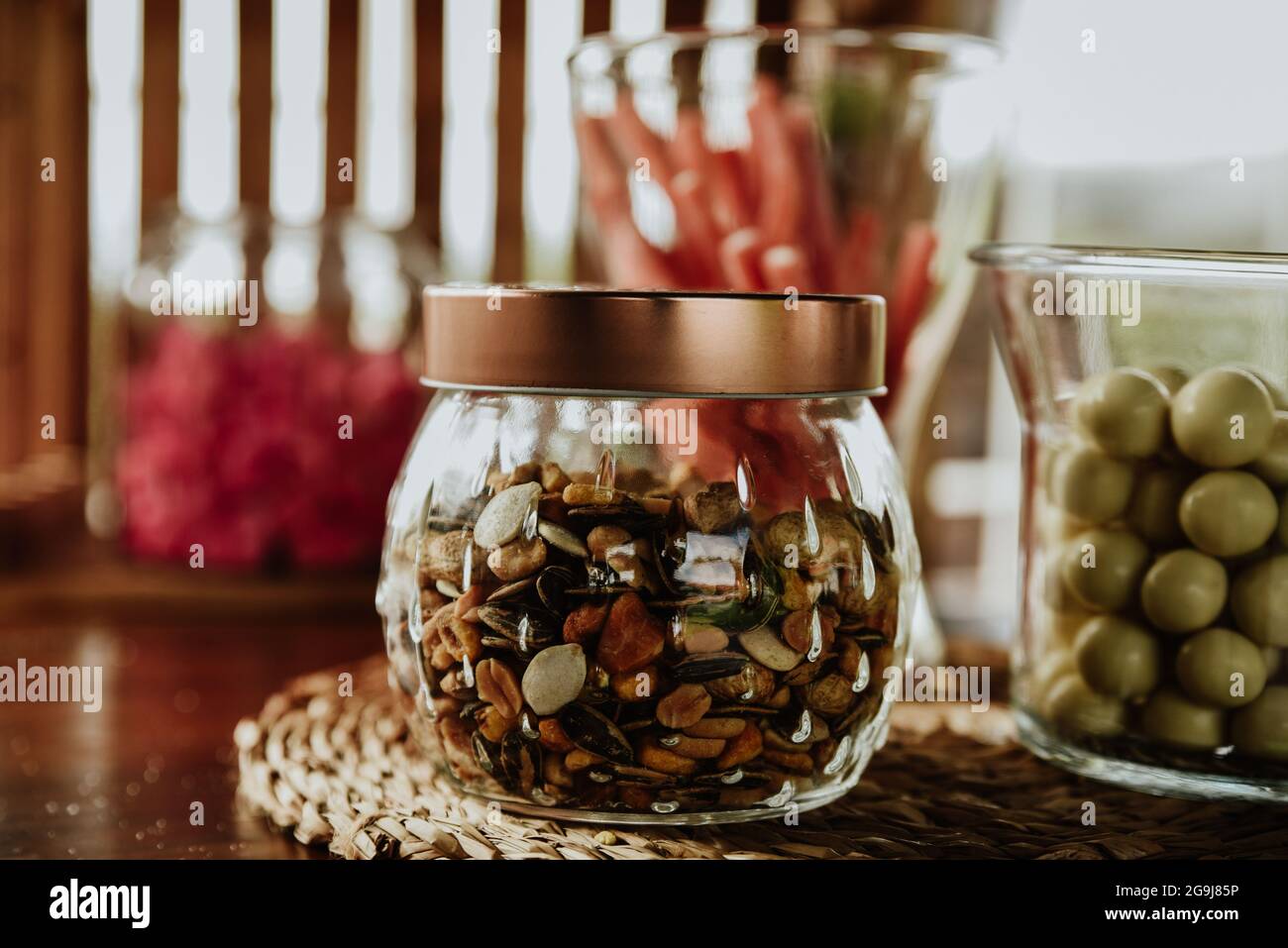 Pot de bonbons et de noix sur la table Banque D'Images