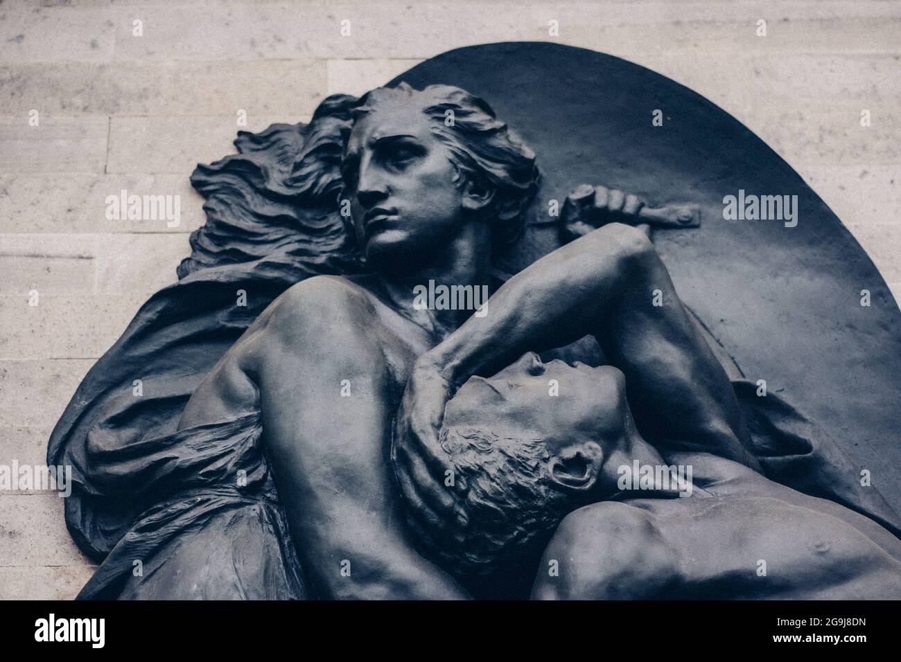 Gros plan d'une sculpture d'un homme mourant sur le bras d'une femme Banque D'Images