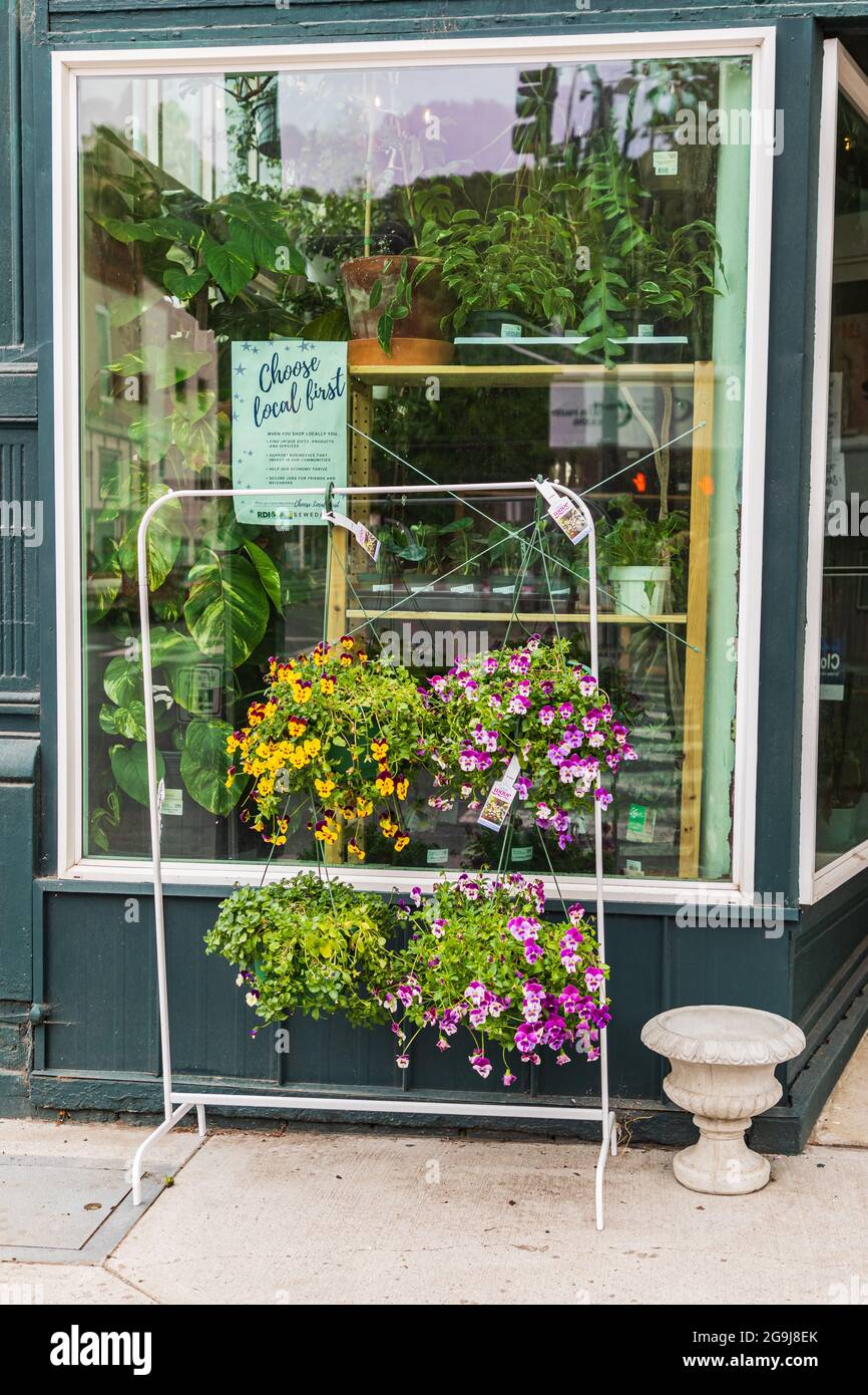 Colfax, Washington, États-Unis. 22 mai 2021. Paniers de fleurs suspendus à l'extérieur d'un fleuriste de petite ville. Banque D'Images