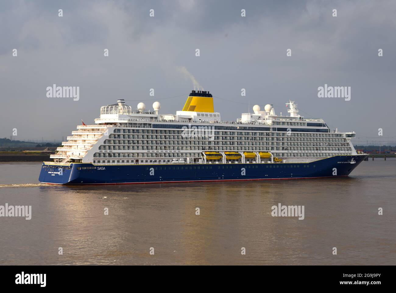 26/07/2021 Gravesend Royaume-Uni Saga’s Spirit of Adventure voile ce soir au départ du terminal de croisière international de Londres lors de sa croisière inaugurale. Banque D'Images