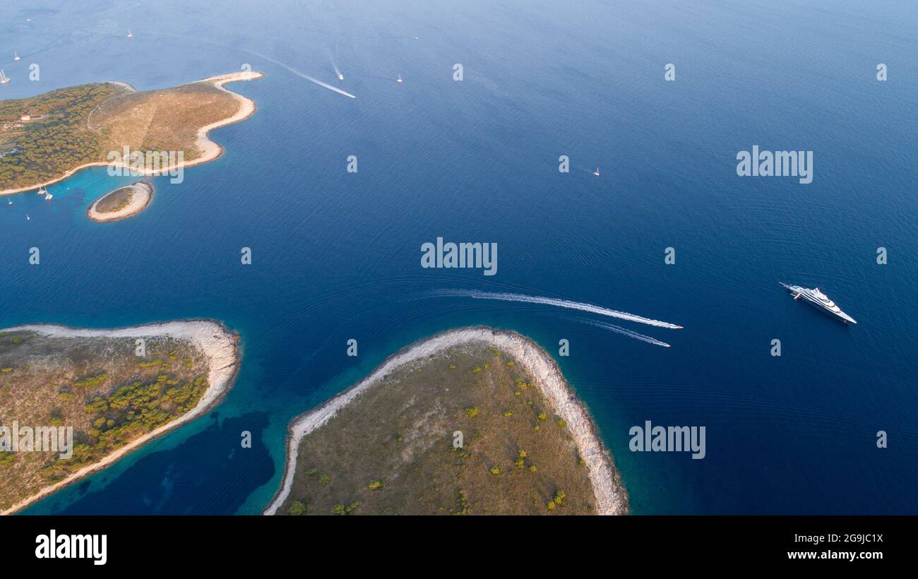 Vue aérienne des îles Pakleni Otoci sur la mer Adriatique en Croatie en juillet 2021 avec le yacht de luxe Symphony de Bernard Arnault amarré Banque D'Images