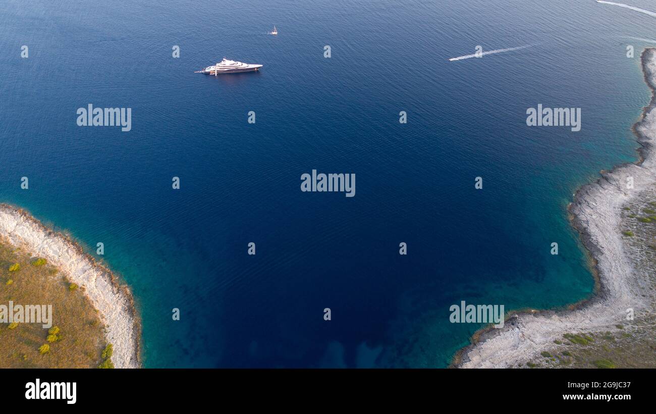 Vue aérienne des îles Pakleni Otoci sur la mer Adriatique en Croatie en juillet 2021 avec le yacht de luxe Symphony de Bernard Arnault amarré Banque D'Images Vue aérienne des îles Pakleni Otoci sur la mer Adriatique en Croatie en juillet 2021 avec le yacht de luxe Symphony de Bernard Arnault amarré Banque D'Images