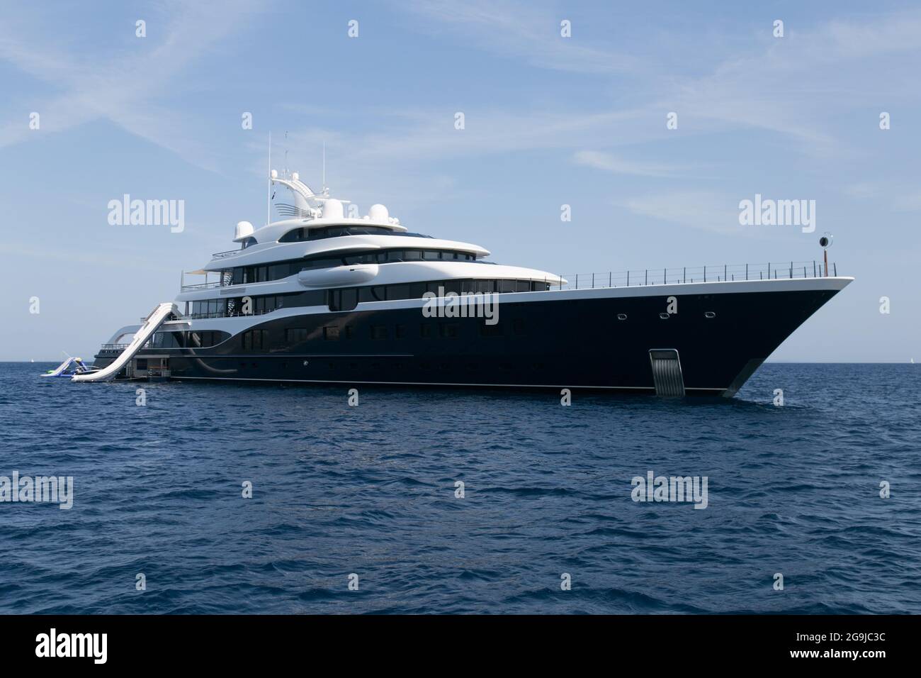 Le luxueux yacht de Bernard Arnault Symphony amarré par les îles Pakleni Otoci sur la mer Adriatique en Croatie en juillet 2021 Banque D'Images Le luxueux yacht de Bernard Arnault Symphony amarré par les îles Pakleni Otoci sur la mer Adriatique en Croatie en juillet 2021 Banque D'Images