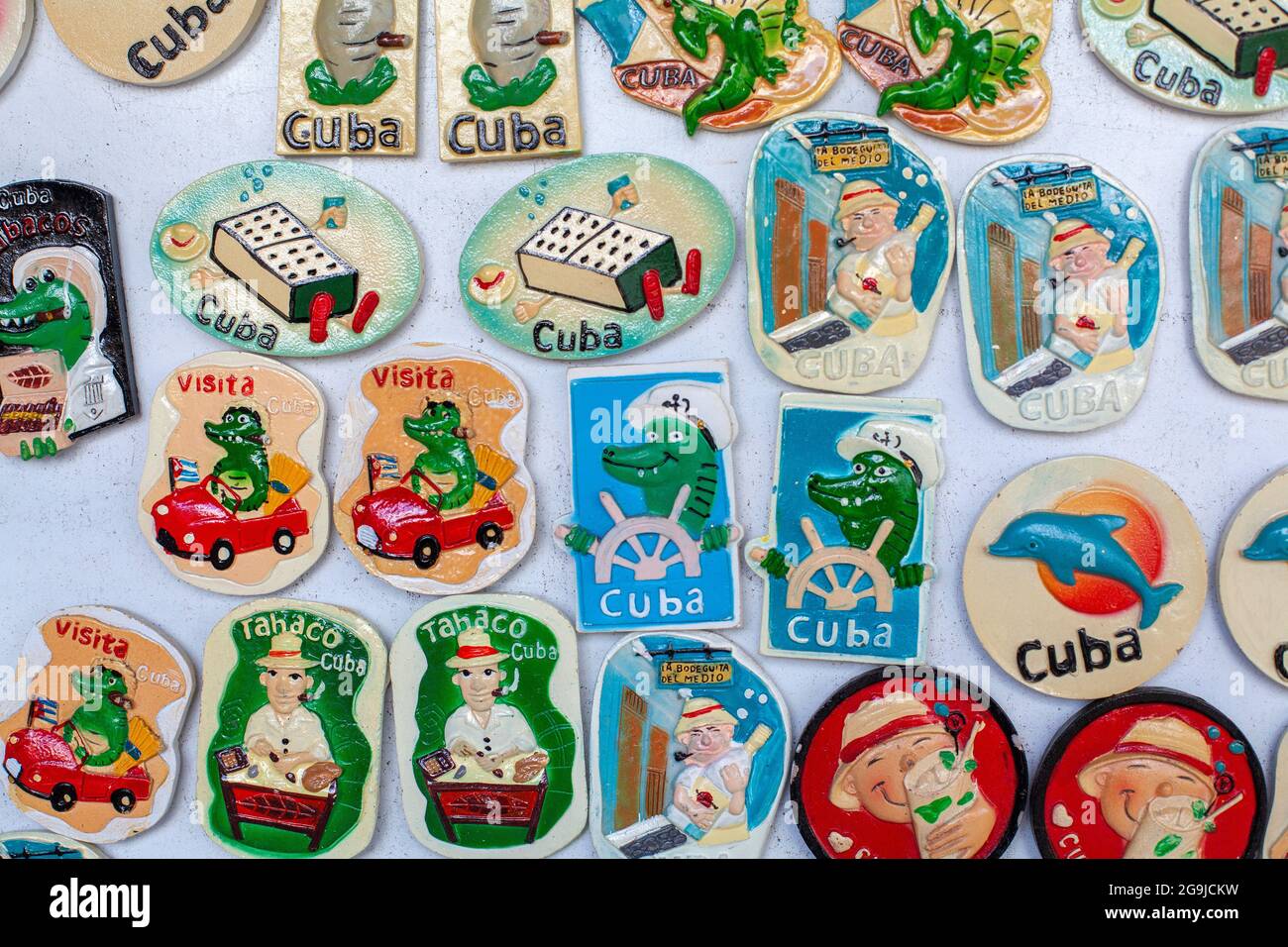 Fabriqués à la main réfrigérateur cubains aimants souvenirs touristiques à vendre dans UN marché touristique à Varadero Cuba Banque D'Images