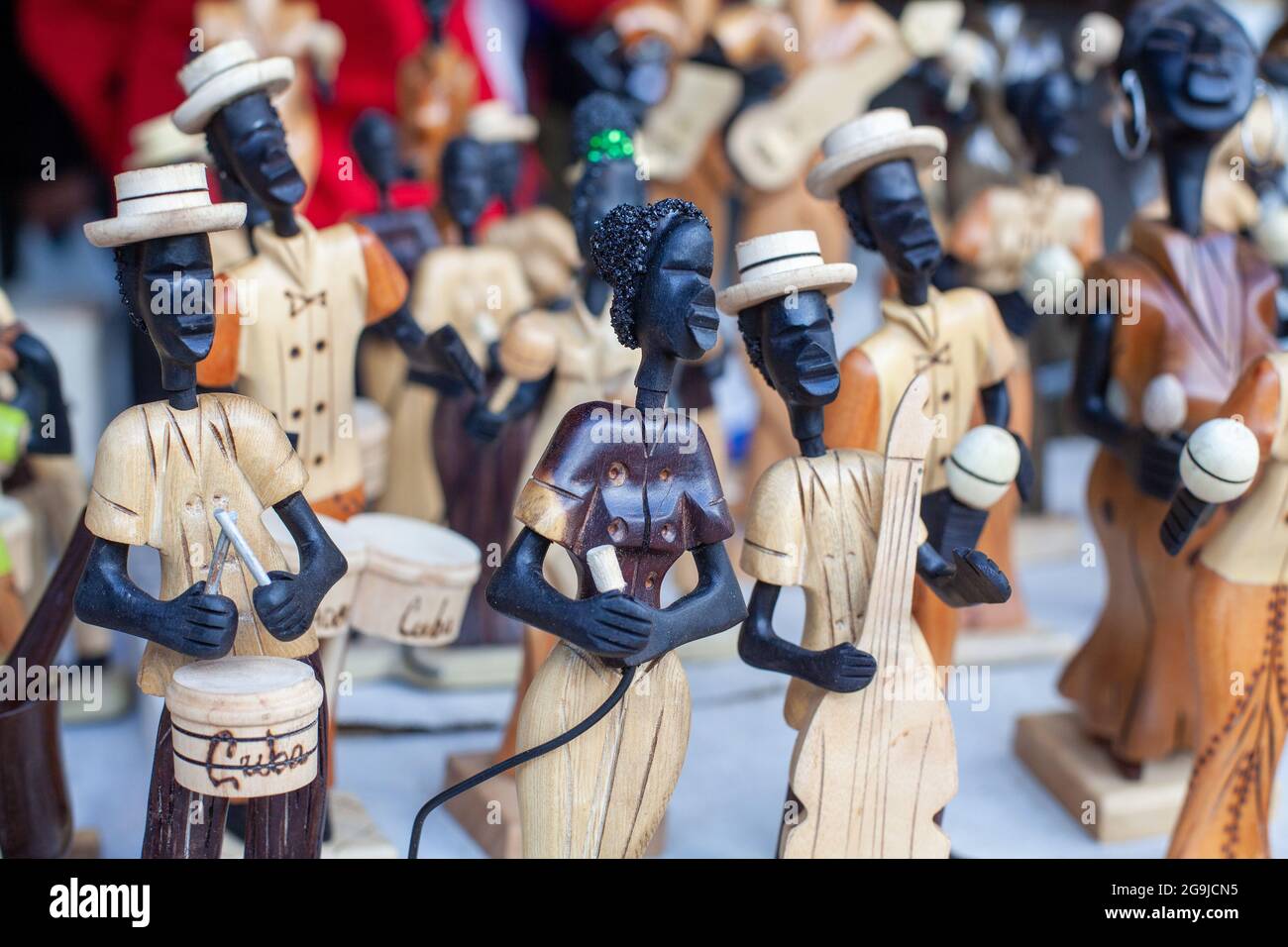 Cuban souvenirs de tourisme Bois sculpté chantant bande Cuba chanteur avec ses musiciens à vendre dans UN marché touristique de Varadero Cuba Banque D'Images