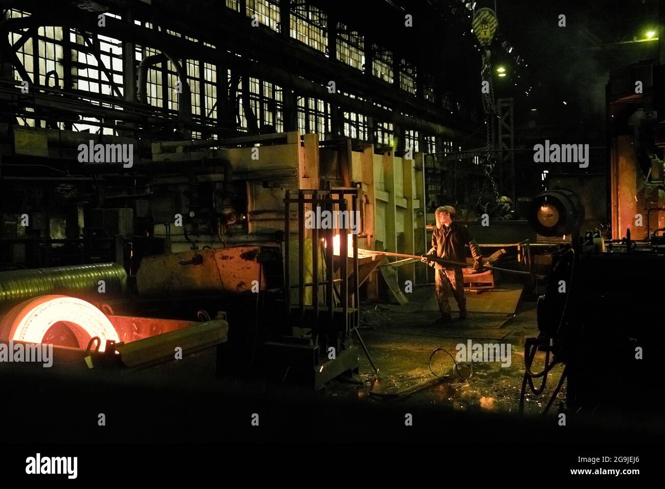 Les personnes soudant le métal pendant le travail dans l'usine de traitement des métaux Banque D'Images