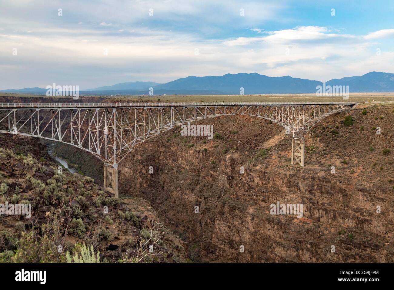 Taos, Nouveau-Mexique - le pont Rio Grande Groge porte l'US Highway 64 à six cents pieds au-dessus du Rio Grande. Banque D'Images