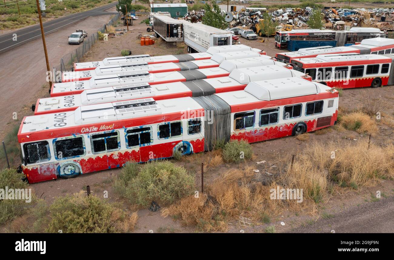 Polvadera, Nouveau-Mexique - anciens bus articulés à Amador recyclage complet, un véhicule de chantier. Banque D'Images