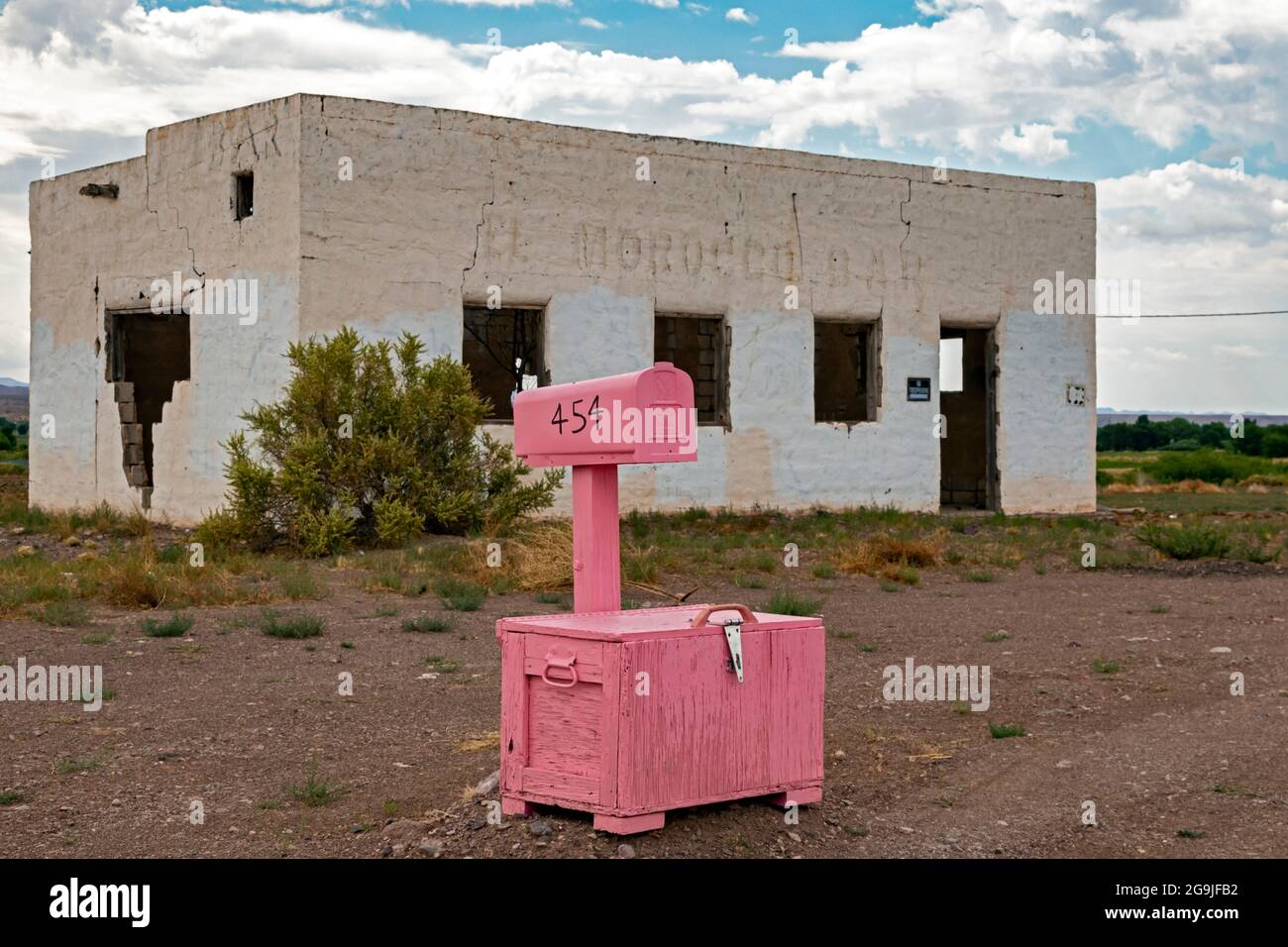 Polvadera, Nouveau-Mexique - le bar El Morocco, une entreprise abandonnée depuis longtemps avec une boîte aux lettres rose dans le désert du Nouveau-Mexique. Banque D'Images