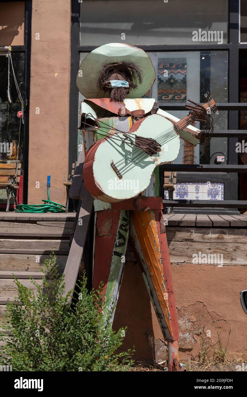 Madrid, Nouveau-Mexique - Sculpture d'un guitariste portant un masque de coronavirus dans une petite ville remplie de boutiques d'art et d'autres attractions touristiques sur le Th Banque D'Images