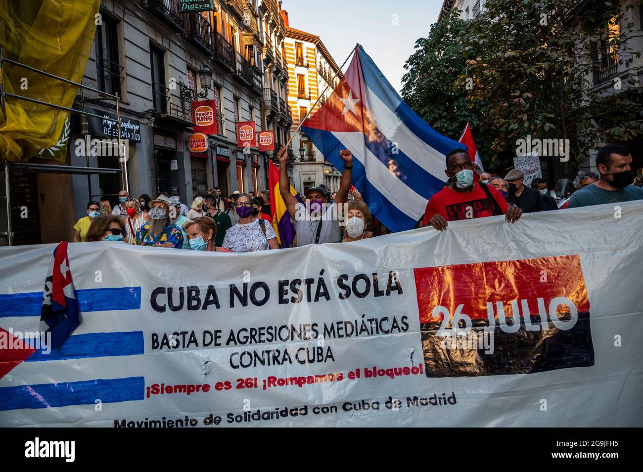 Madrid, Espagne. 26 juillet 2021. Des manifestants portant des drapeaux et des pancartes lors d'une manifestation contre l'embargo économique américain sur Cuba, coïncidant avec le 26 juillet, jour où la révolution cubaine a commencé en 1953, il y a 68 ans. Credit: Marcos del Mazo/Alay Live News Banque D'Images