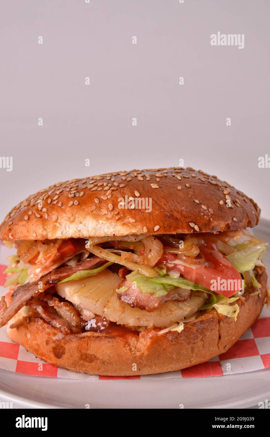 Fond Hawaiian Burger blanc vertical Banque D'Images