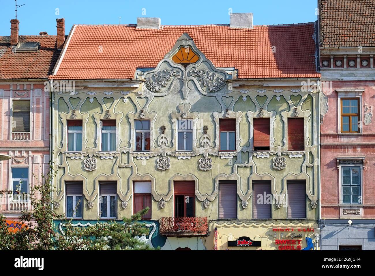 ARAD, ROUMANIE - 30 JUILLET 2015 : façade élégante Art nouveau et architecture de la sécession viennoise à Arad Banque D'Images