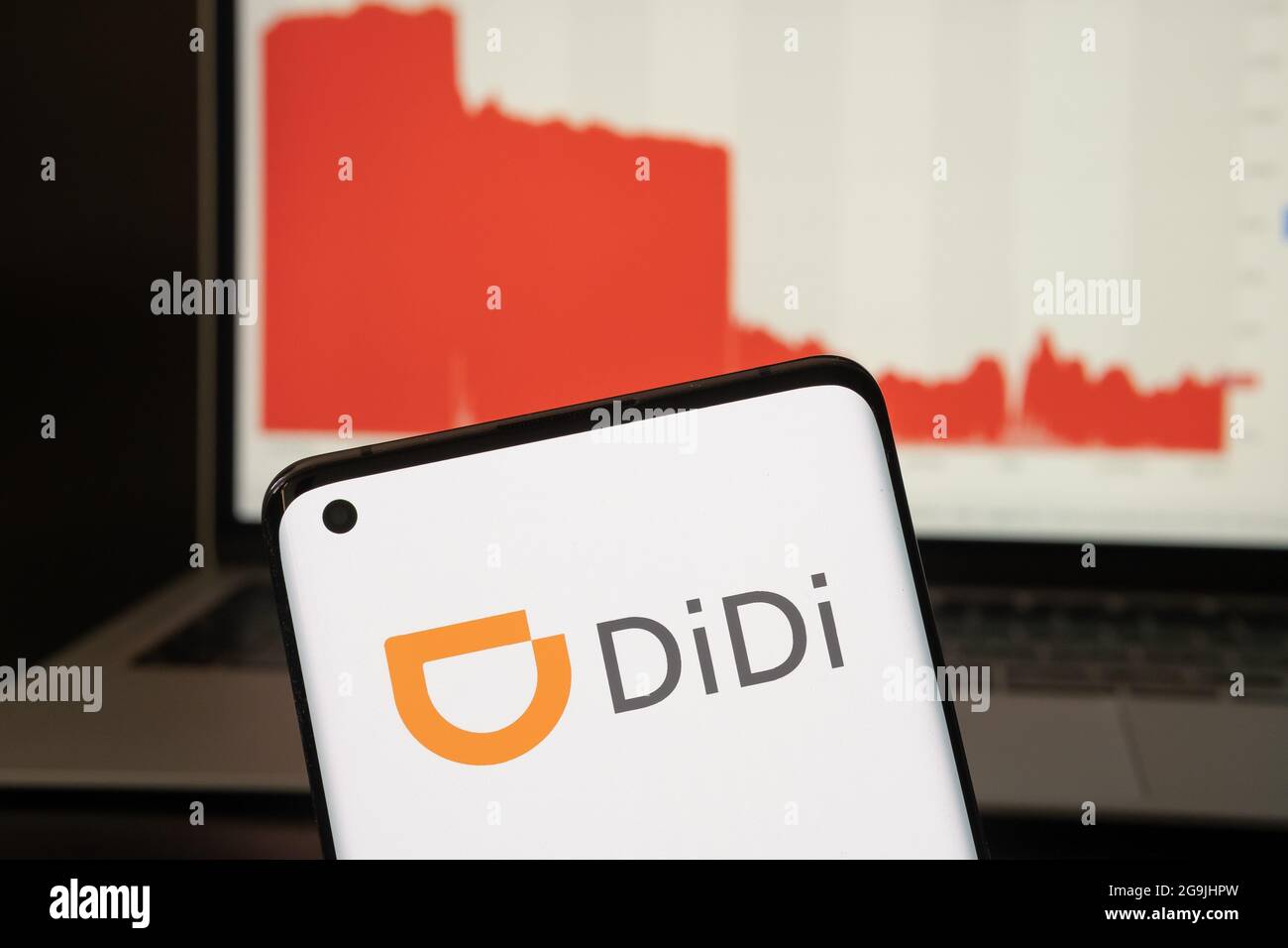 Le logo de la société Didi Chuxing Technology a été vu sur le smartphone et l'effondrement du cours des actions (5 derniers jours) sur fond flou. Concept. Stafford, Kin Banque D'Images