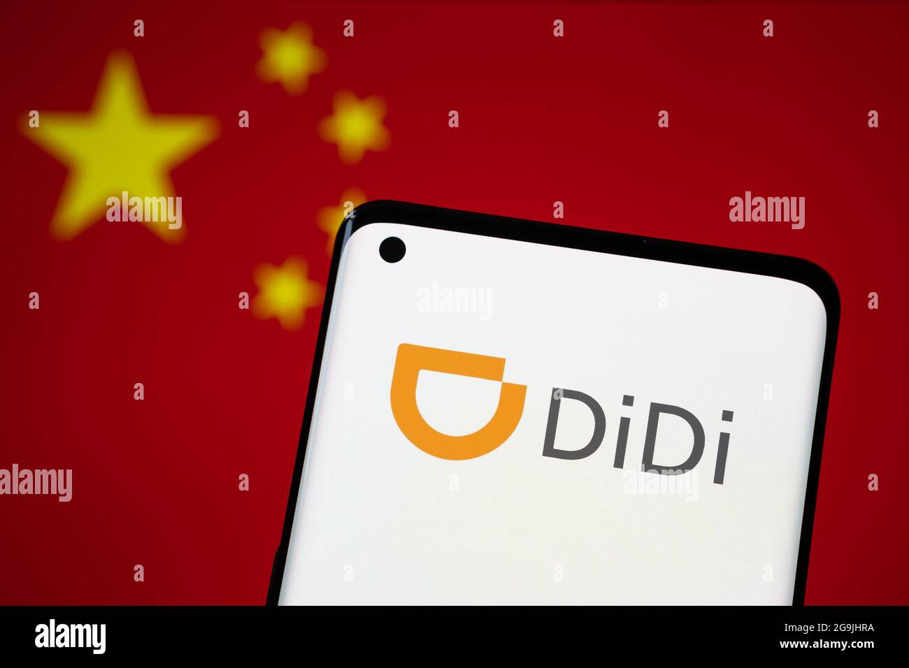 Logo de la société Didi Chuxing Technology vu sur smartphone et drapeau de la Chine sur fond flou. Une vraie photo, pas un montage. Stafford, Royaume-Uni Banque D'Images