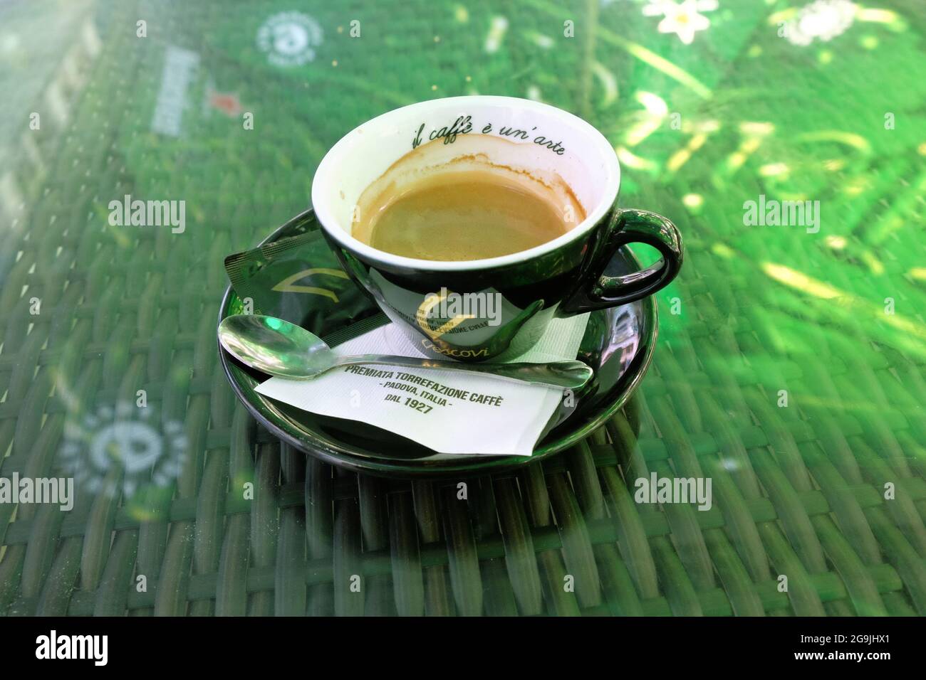 DROBETA-TURNU SEVERIN, ROUMANIE - 25 JUILLET 2015 : une tasse noire d'espresso de la marque 'Vescovi' a été imprimée sur le plateau : 'il caffè è è un'arte' dans un bar de Banque D'Images DROBETA-TURNU SEVERIN, ROUMANIE - 25 JUILLET 2015 : une tasse noire d'espresso de la marque 'Vescovi' a été imprimée sur le plateau : 'il caffè è è un'arte' dans un bar de Banque D'Images