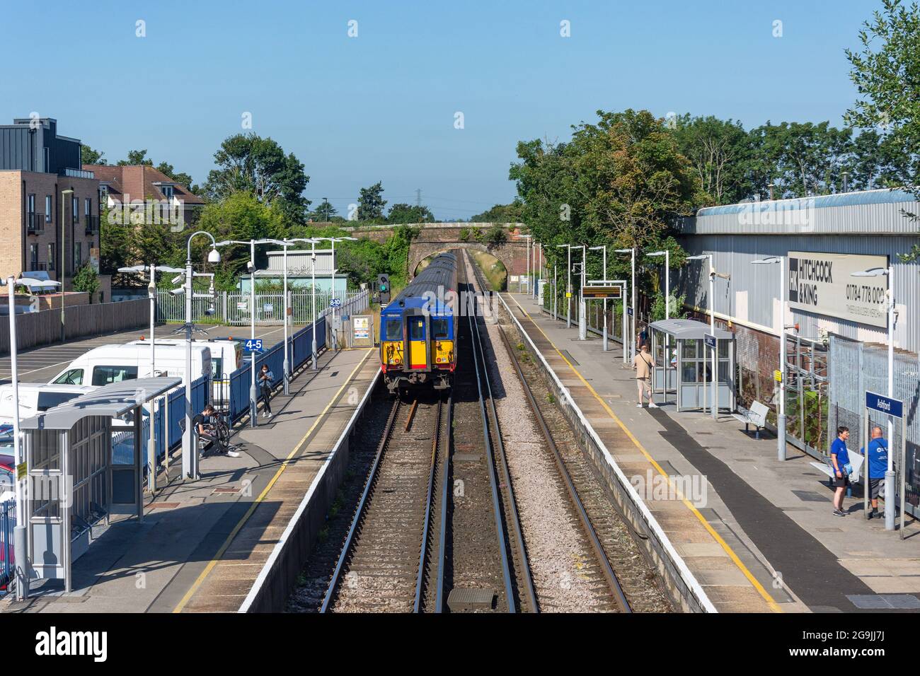 Train South West quittant la gare d'Ashford, Ashford, Surrey. Angleterre, Royaume-Uni Banque D'Images