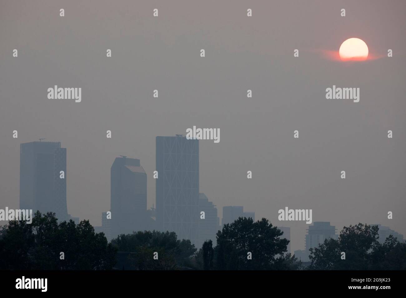 Le soleil se dépare au-dessus de Calgary en raison de la fumée des feux de forêt de la Colombie-Britannique pendant la vague de chaleur. Un avertissement portant l'indice de santé de la qualité de l'air de 6.6 a été émis. Banque D'Images