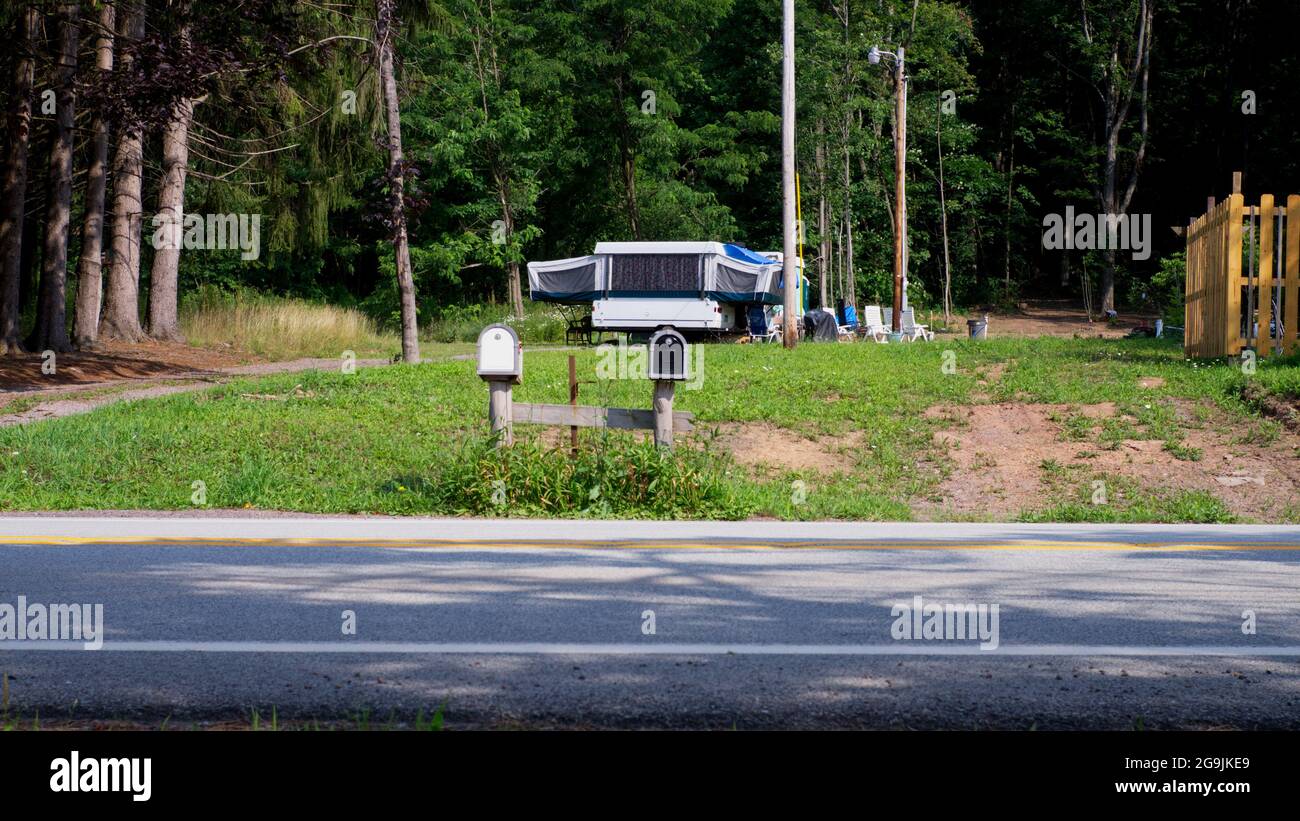 Une cabine de camping dans les collines de la Pennsylvanie rurale Banque D'Images